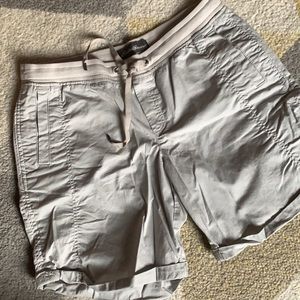 Women’s Eddie Bauer Shorts, Size 12, Cream